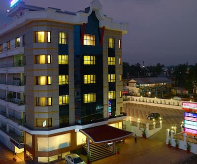 https://imgcld.yatra.com/ytimages/image/upload/t_hotel_yatra_city_desktop/v1440490714/Domestic Hotels/Hotels_Thrissur/Dass Continental/NIGHT_VIEW.jpg